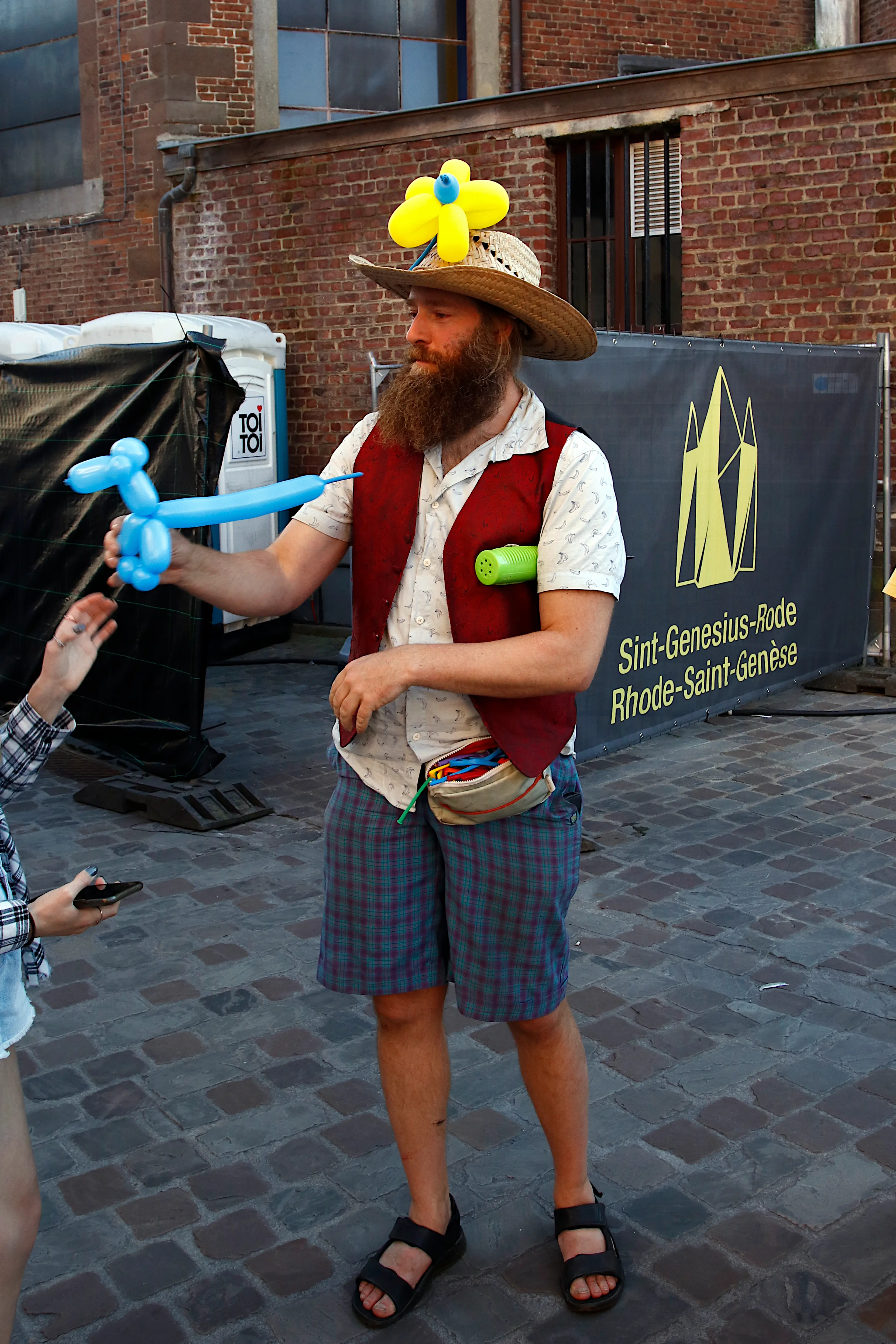 iemand ballon figuren aan het uitgeven